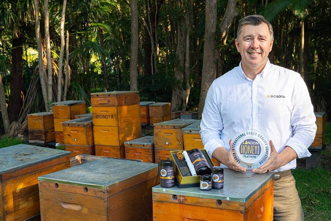 2026 London Honey Awards 플래티넘 트로피와 함께 벌통에 있는 Biosota 가족 구성원