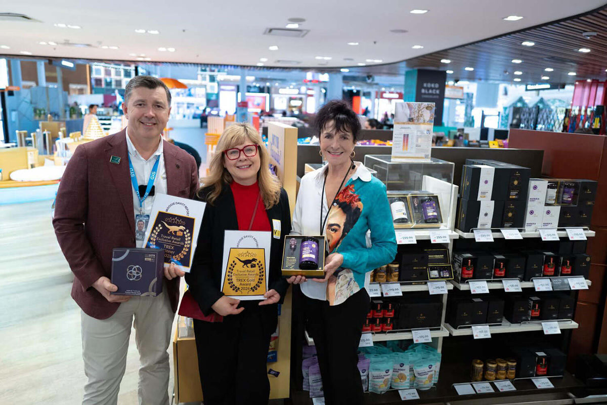 Andrey Zubko și echipa în magazinul duty-free Heinemann, alături de premiile TREX 2026